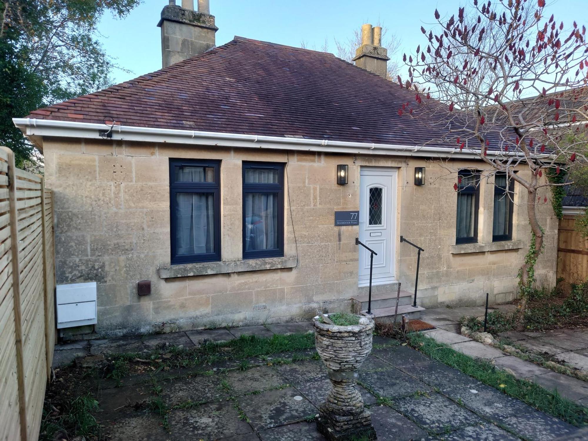 Newly Renovated 2-Bed Bungalow Bath Exterior photo